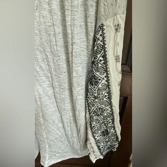 NWOT Hummingbird Plus Gray V-Neck Top with Long Sheer Embroidered Sleeves - Picture 5 of 10